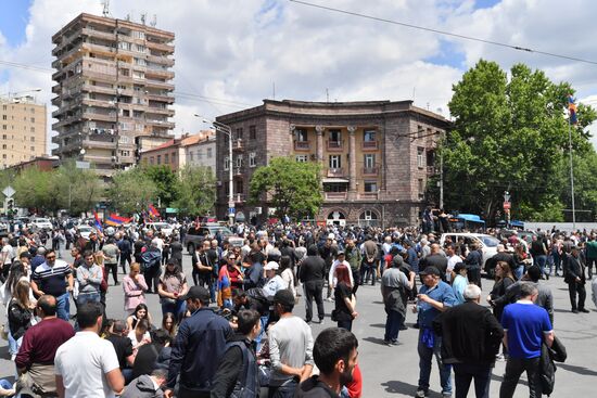 Оппозиция продолжает митинги в Ереване