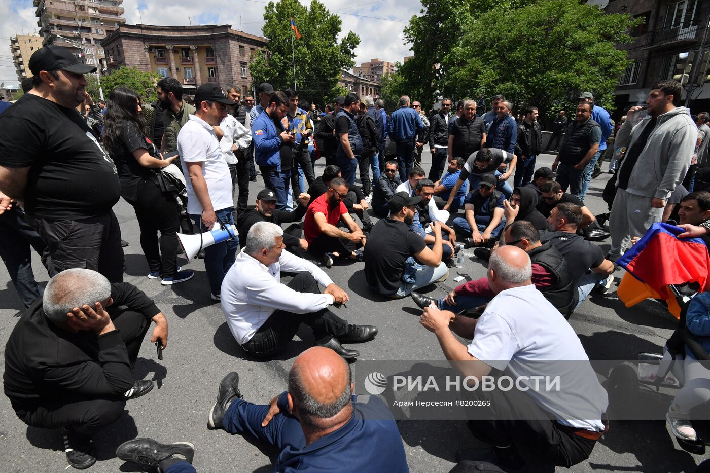 Оппозиция продолжает митинги в Ереване