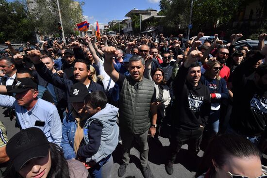 Оппозиция продолжает митинги в Ереване