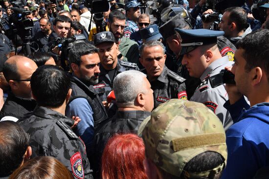 Оппозиция продолжает митинги в Ереване