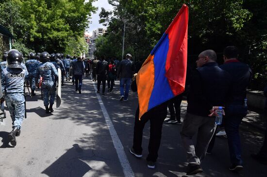 Оппозиция продолжает митинги в Ереване