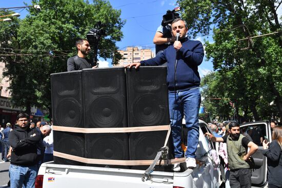 Оппозиция продолжает митинги в Ереване