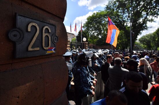 Оппозиция продолжает митинги в Ереване