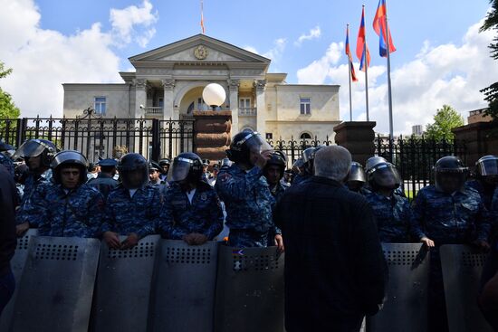 Оппозиция продолжает митинги в Ереване