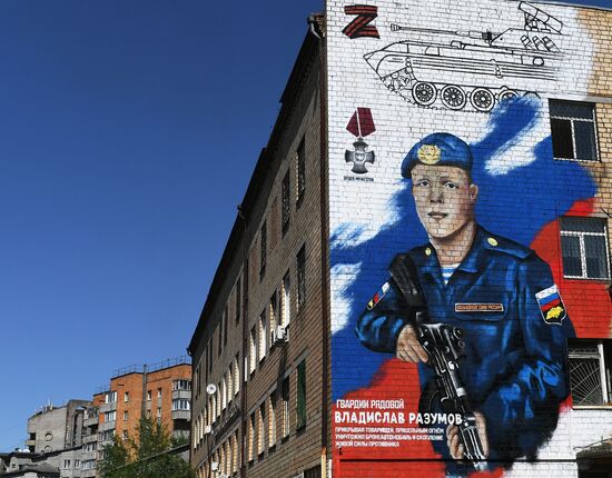 Мурал с погибшим на Украине десантником в Красноярске