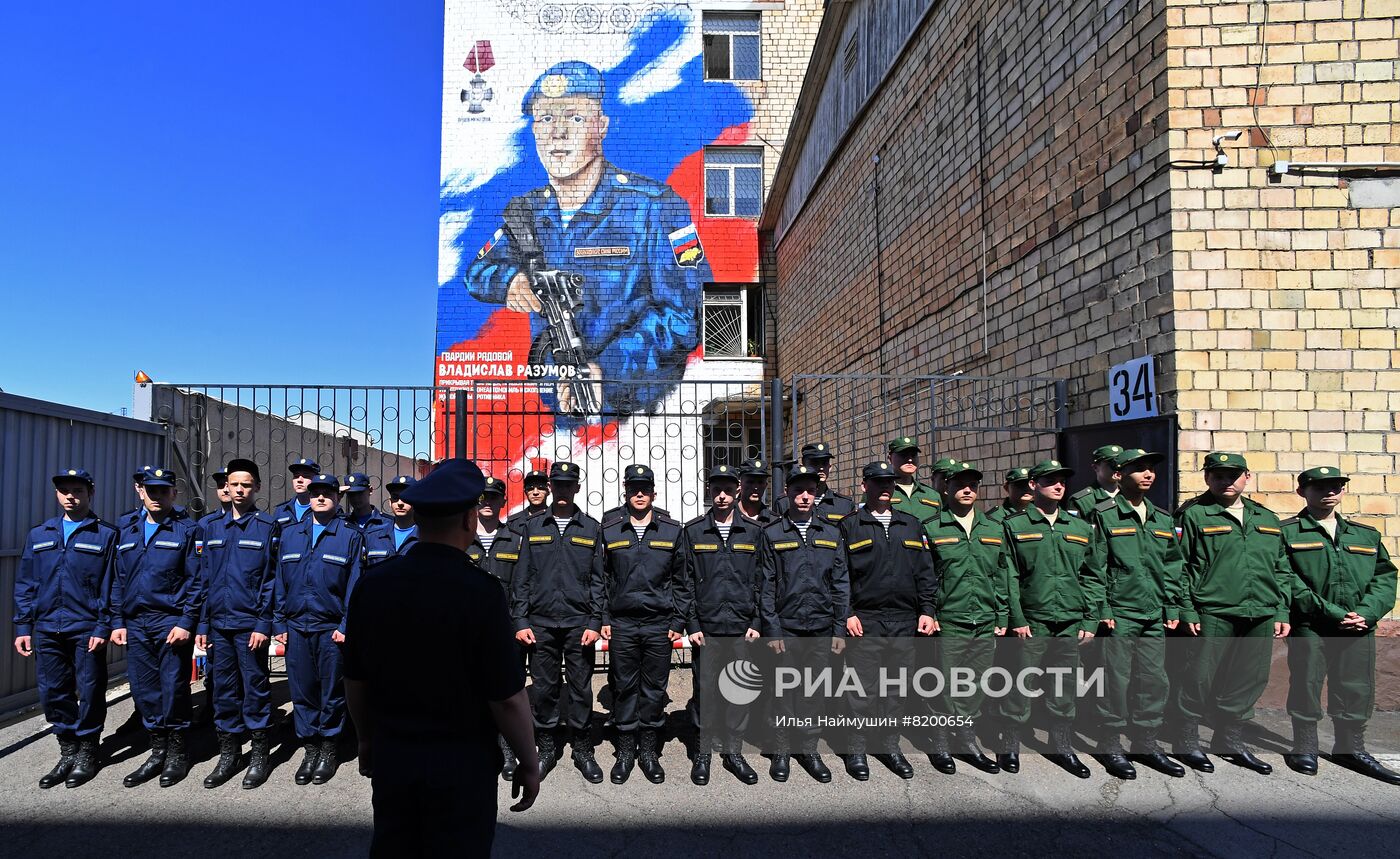 Мурал с погибшим на Украине десантником в Красноярске