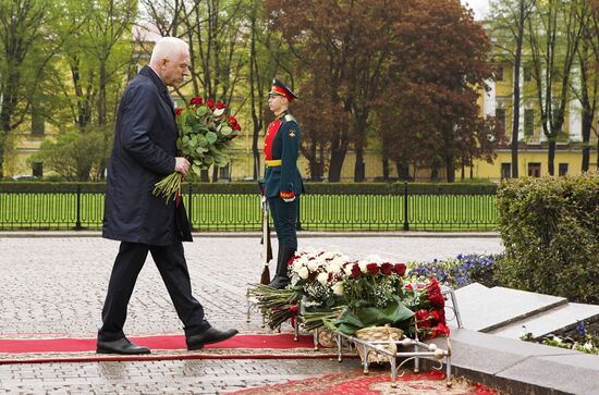 Возложение цветов в честь Дня города в Санкт-Петербурге