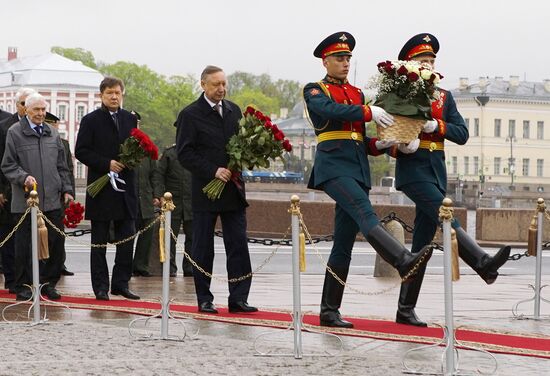 Возложение цветов в честь Дня города в Санкт-Петербурге