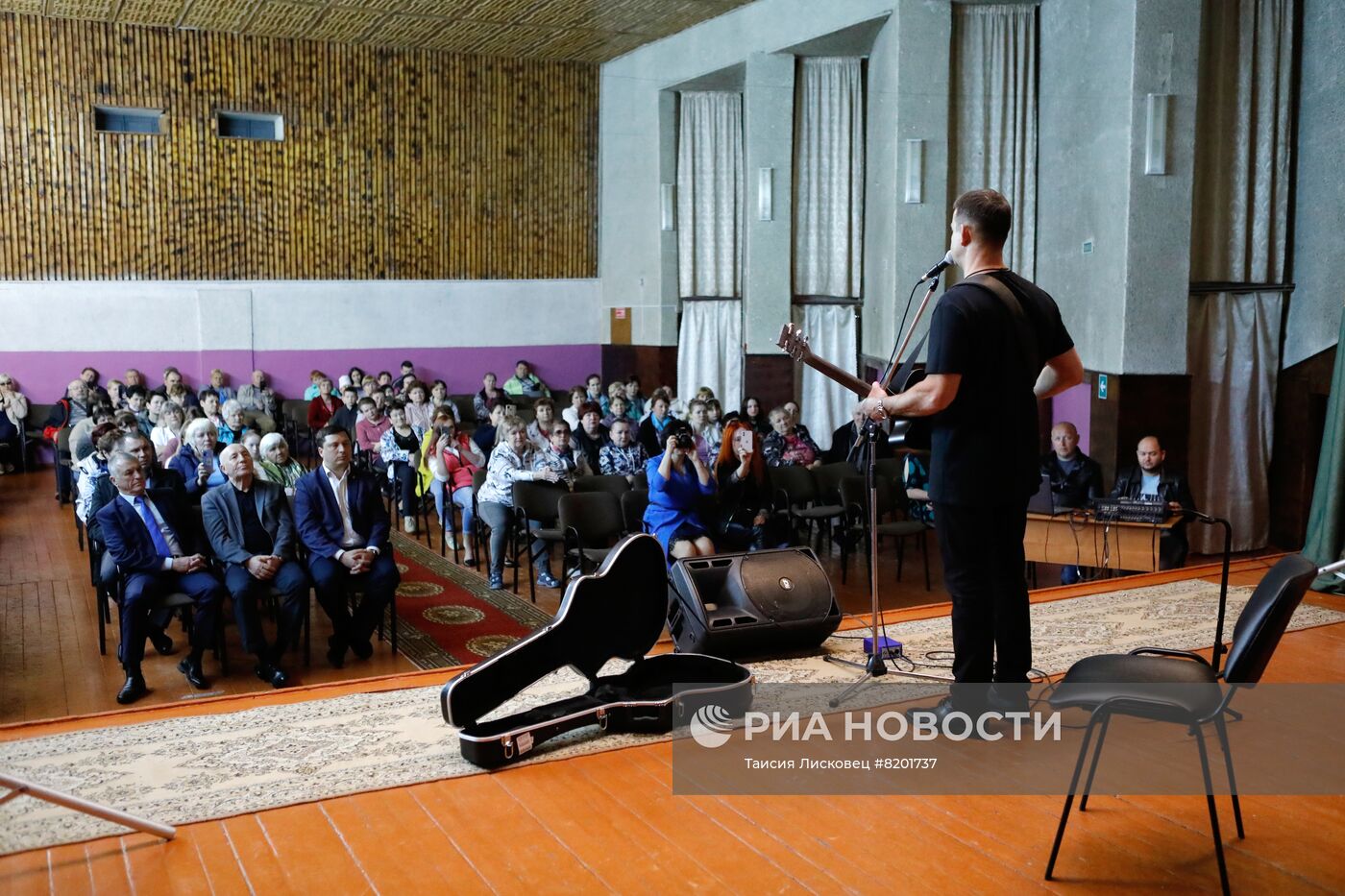 Актер и депутат Госдумы Д. Певцов провел встречу с беженцами