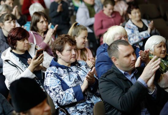 Актер и депутат Госдумы Д. Певцов провел встречу с беженцами