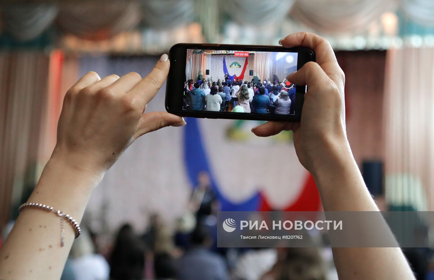 Актер и депутат Госдумы Д. Певцов провел встречу с беженцами | РИА Новости  Медиабанк