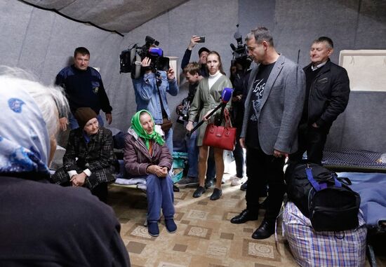 Актер и депутат Госдумы Д. Певцов провел встречу с беженцами
