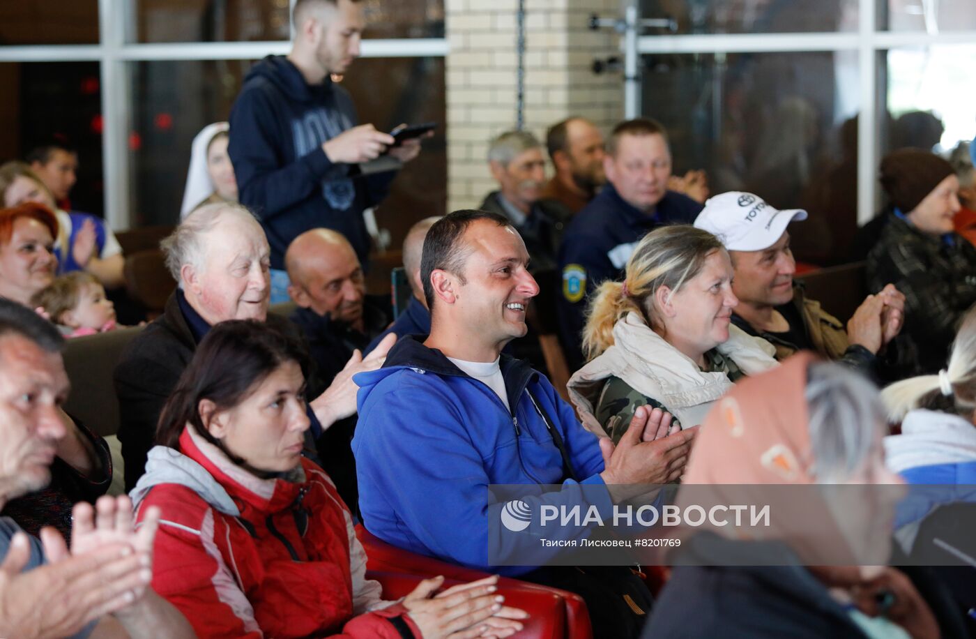 Актер и депутат Госдумы Д. Певцов провел встречу с беженцами