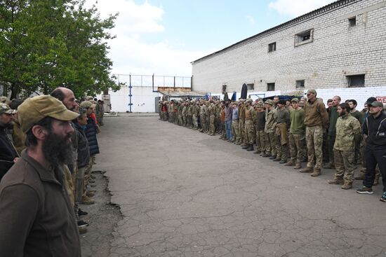 Украинские военнопленные в исправительном учреждении ДНР