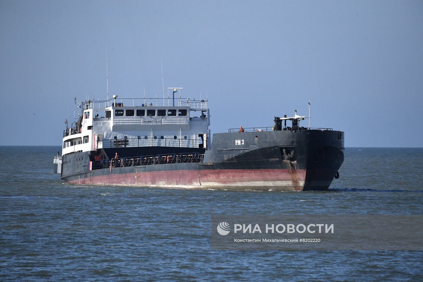 Первое судно зашло в освобожденный порт Мариуполя за грузом