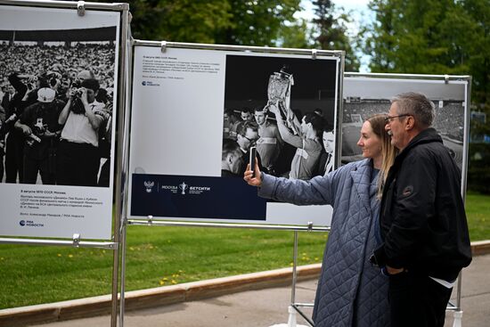 Фотовыставка, посвященная истории Кубка России по футболу