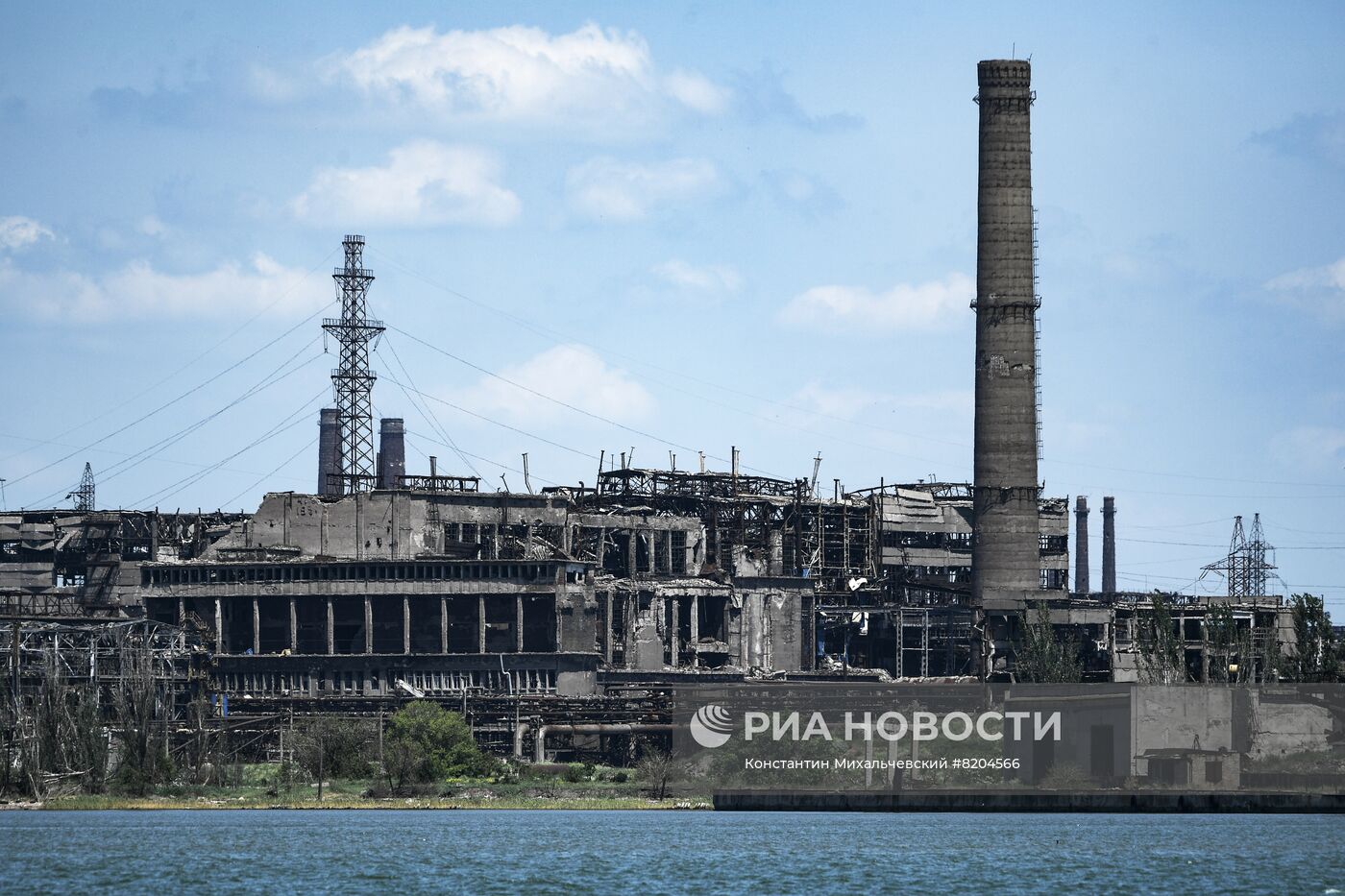 Вид на комбинат "Азовсталь" из акватории мариупольского порта