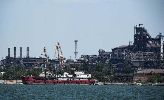 Вид на комбинат "Азовсталь" из акватории мариупольского порта