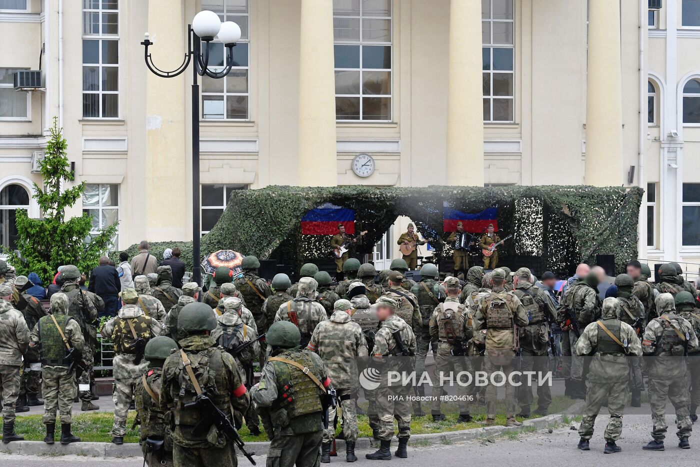 Концерт российских артистов для жителей Купянска и военнослужащих РФ