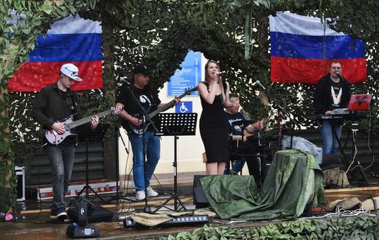 Концерт российских артистов для жителей Купянска и военнослужащих РФ