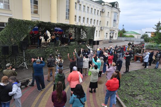 Концерт российских артистов для жителей Купянска и военнослужащих РФ
