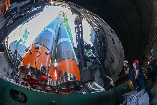 Вывоз РН "Союз 2.1а" с транспортным грузовым кораблем "Прогресс МС-20"