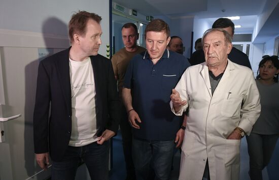 Секретарь генсовета "Единой России" А. Турчак посетил больницу в Донецке