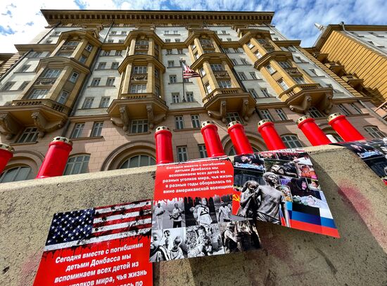 Активисты провели акцию в память о детях Донбасса у посольства США в Москве  