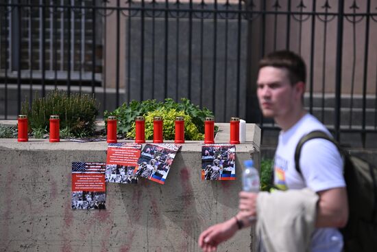 Активисты провели акцию в память о детях Донбасса у посольства США в Москве  
