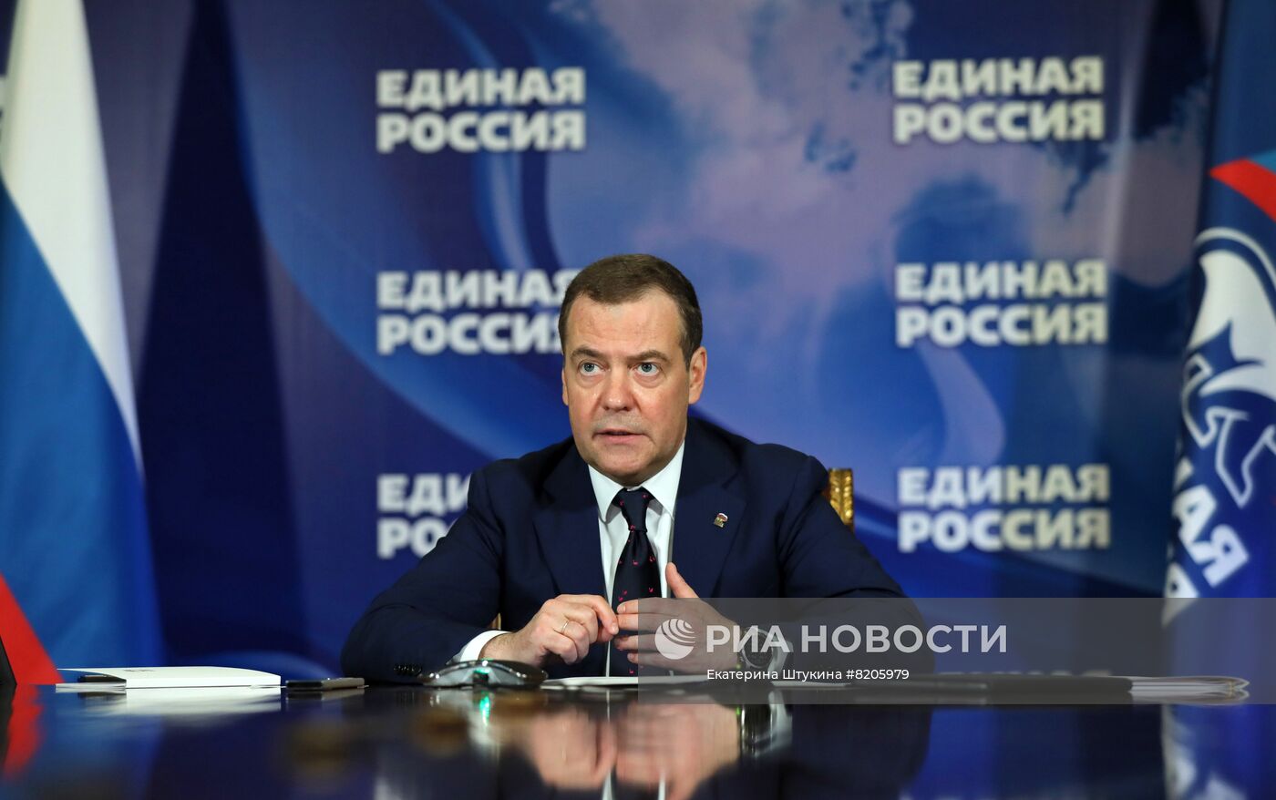 Председатель партии "Единая Россия" Д. Медведев провел прием граждан в партию