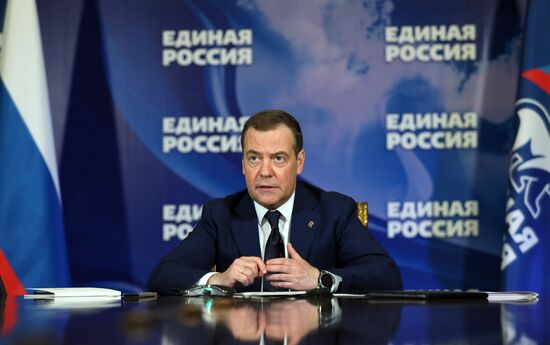 Председатель партии "Единая Россия" Д. Медведев провел прием граждан в партию