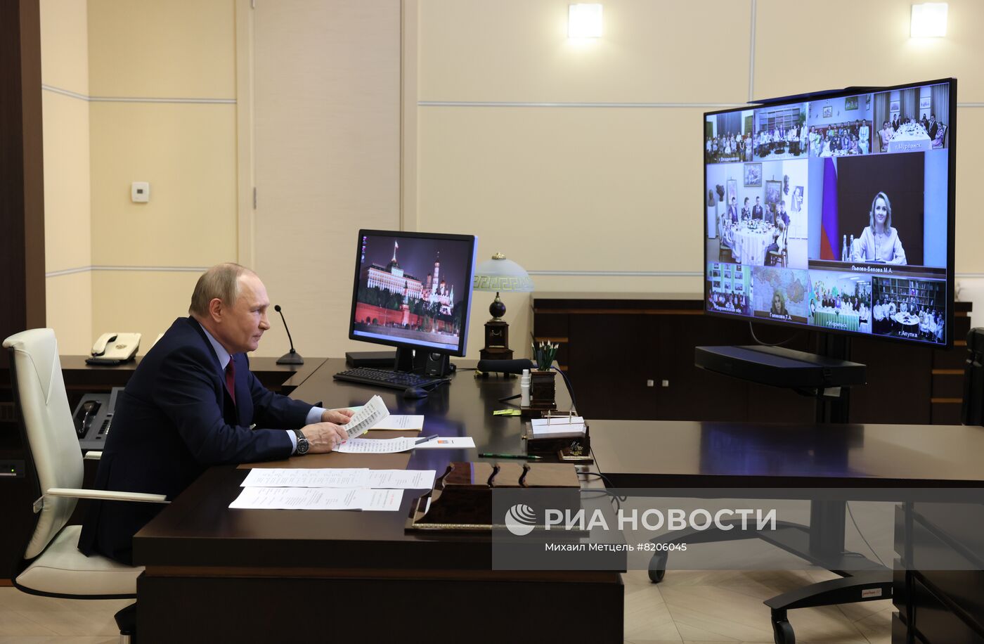 Президент РФ В. Путин встретился с семьями, награждёнными орденом "Родительская слава"