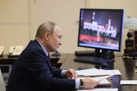 Президент РФ В. Путин встретился с семьями, награждёнными орденом "Родительская слава"