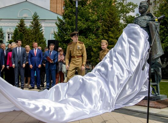 Открытие памятника "Сынам полков" и экспозиции "Юные защитники Родины" в Курске