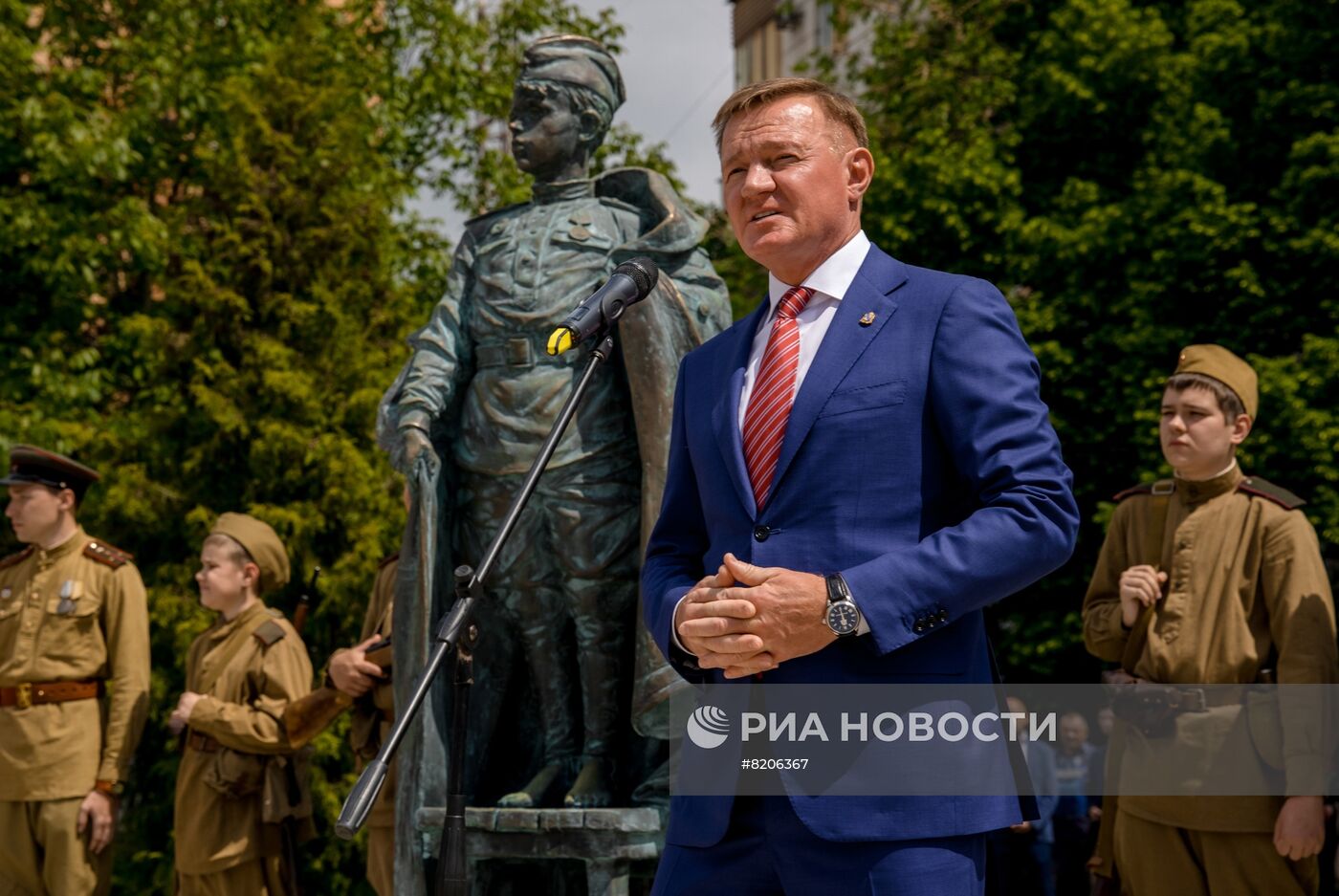 Открытие памятника "Сынам полков" и экспозиции "Юные защитники Родины" в Курске