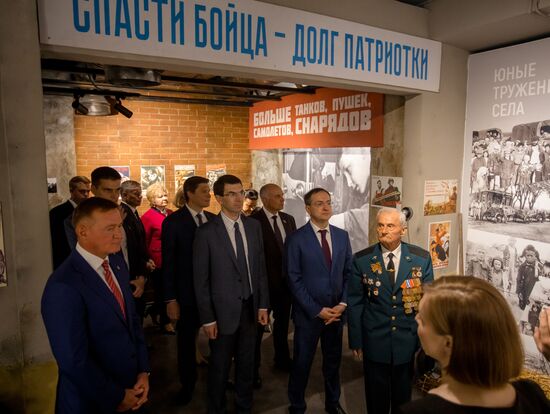 Открытие памятника "Сынам полков" и экспозиции "Юные защитники Родины" в Курске