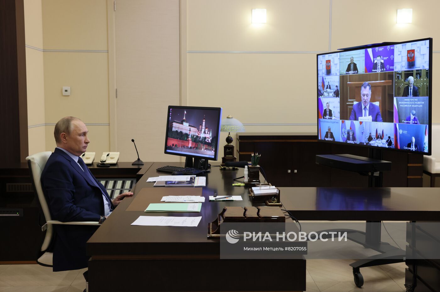 Президент РФ В. Путин провел совещание по развитию дорожного строительства