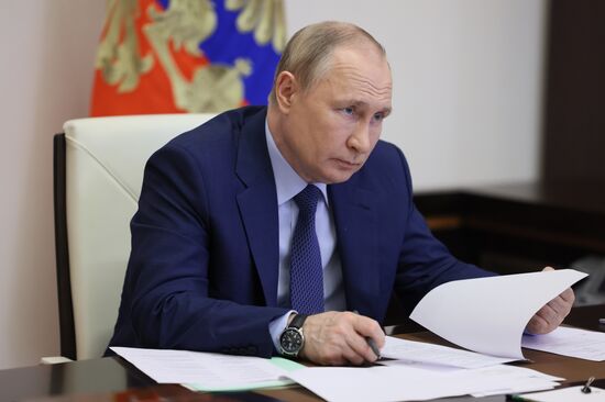 Президент РФ В. Путин провел совещание по развитию дорожного строительства