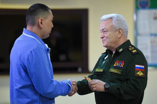 Вручение военнослужащим-участникам спецоперации по защите Донбасса сертификатов об окончании курса дополнительного профессионального образования