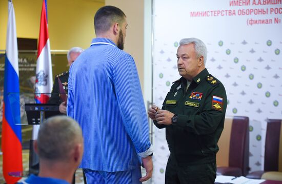 Вручение военнослужащим-участникам спецоперации по защите Донбасса сертификатов об окончании курса дополнительного профессионального образования