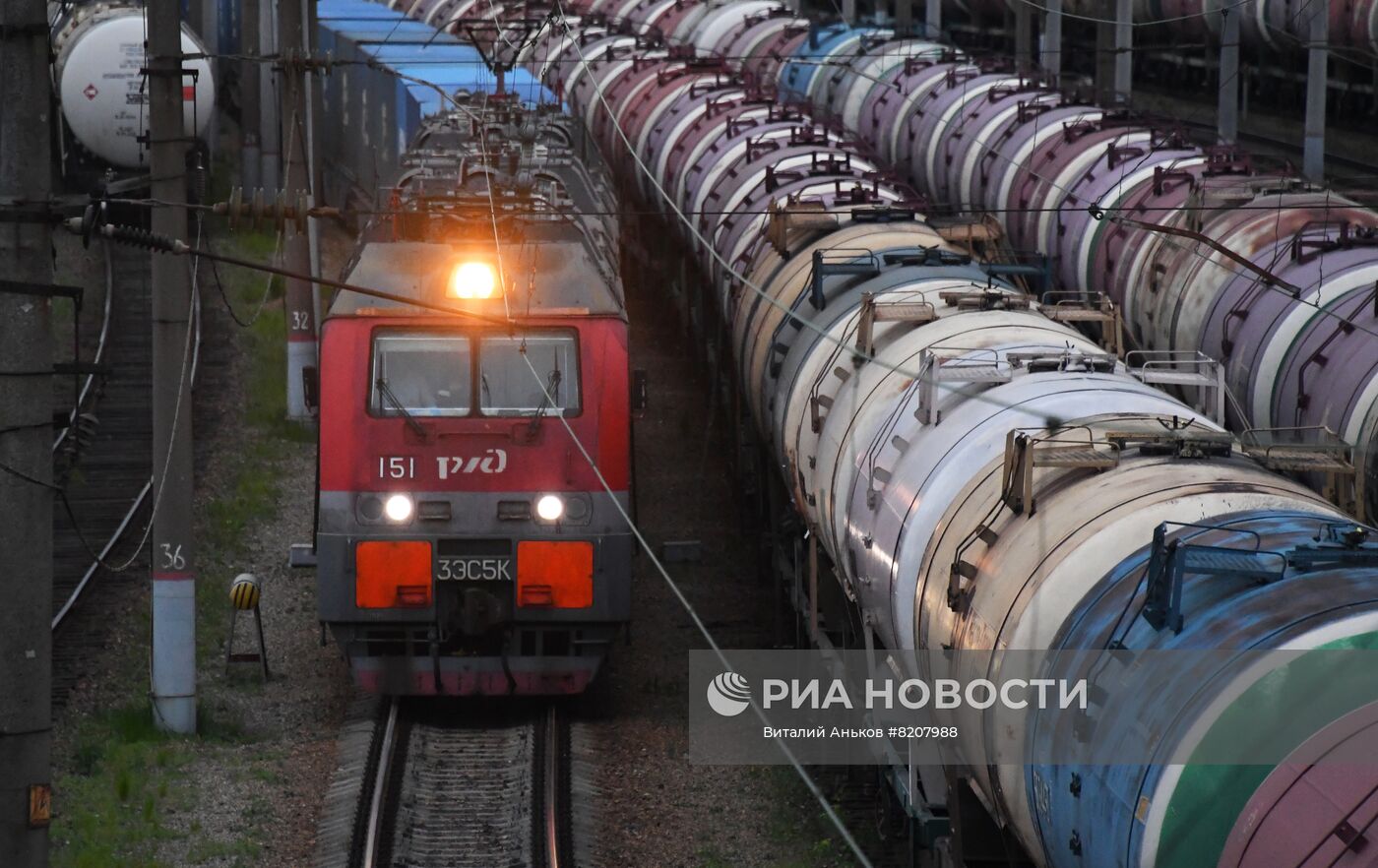 Первый почтовый контейнерный поезд "Россия" начал курсировать по маршруту Москва - Владивосток