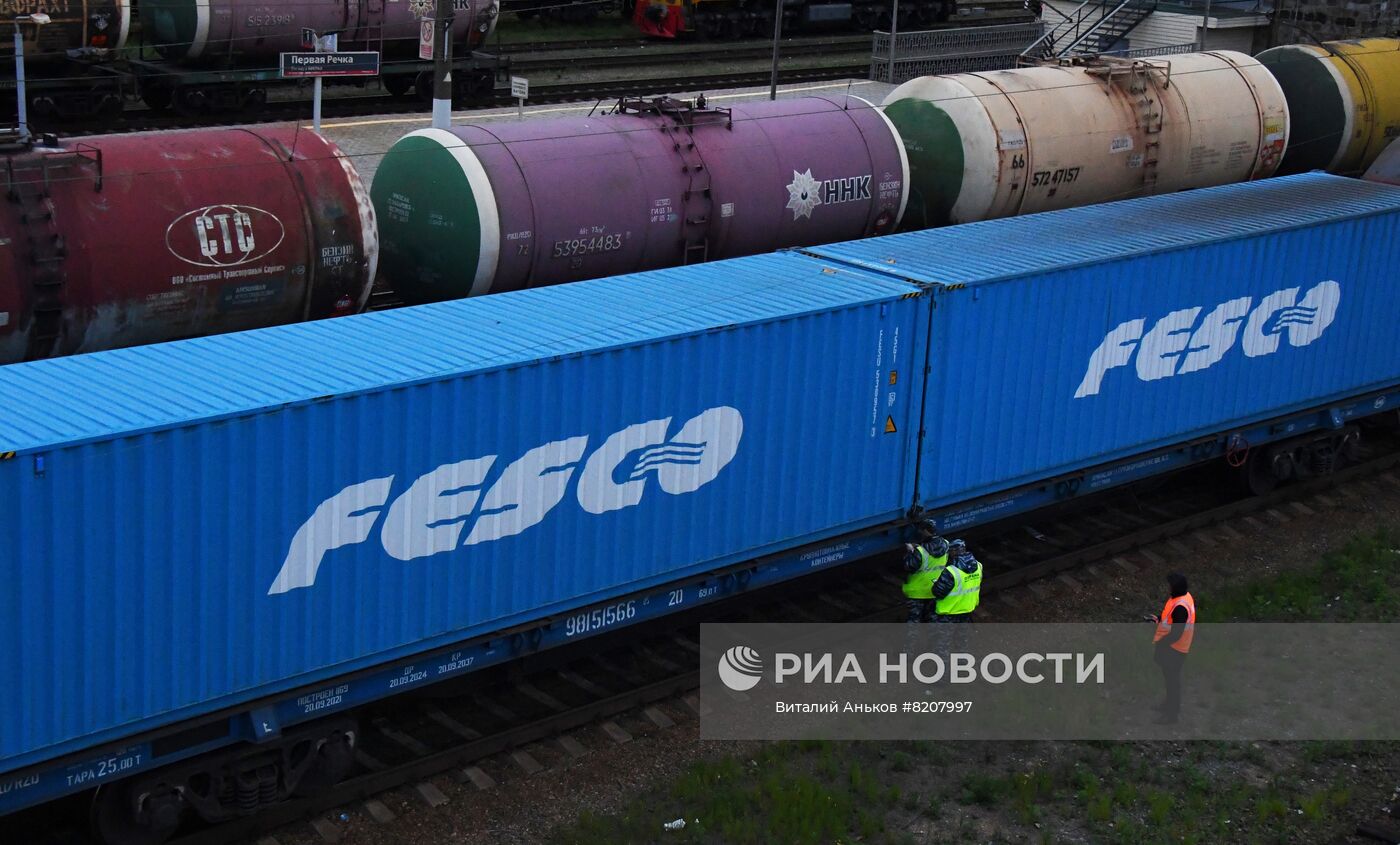 Первый почтовый контейнерный поезд "Россия" начал курсировать по маршруту Москва - Владивосток