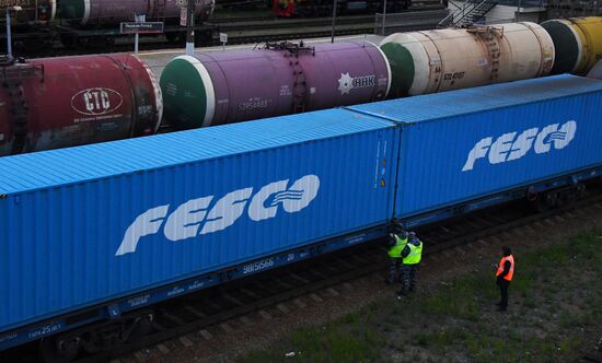 Первый почтовый контейнерный поезд "Россия" начал курсировать по маршруту Москва - Владивосток