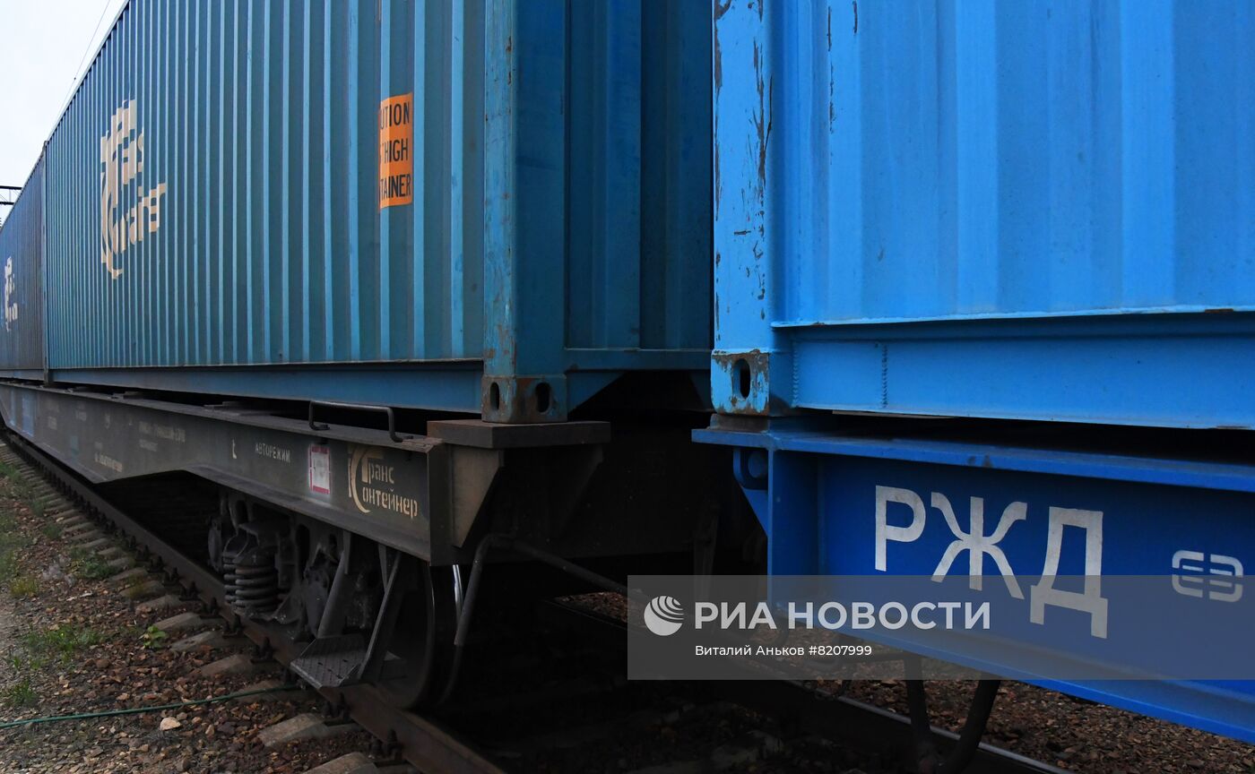Первый почтовый контейнерный поезд "Россия" начал курсировать по маршруту Москва - Владивосток