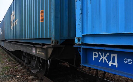 Первый почтовый контейнерный поезд "Россия" начал курсировать по маршруту Москва - Владивосток