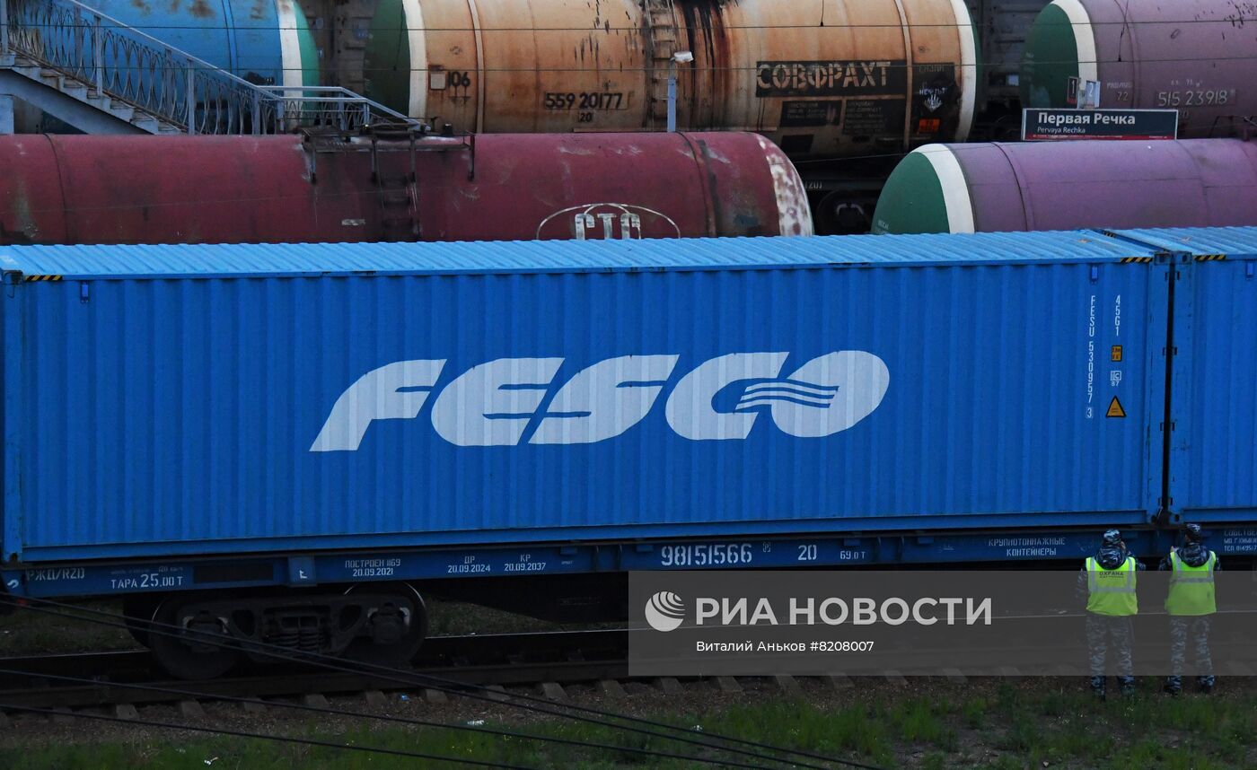 Первый почтовый контейнерный поезд "Россия" начал курсировать по маршруту Москва - Владивосток