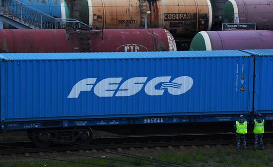 Первый почтовый контейнерный поезд "Россия" начал курсировать по маршруту Москва - Владивосток