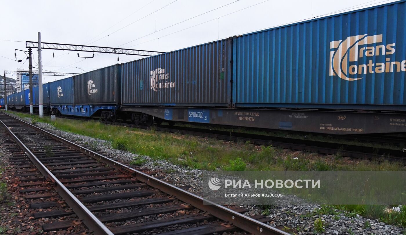 Первый почтовый контейнерный поезд "Россия" начал курсировать по маршруту Москва - Владивосток