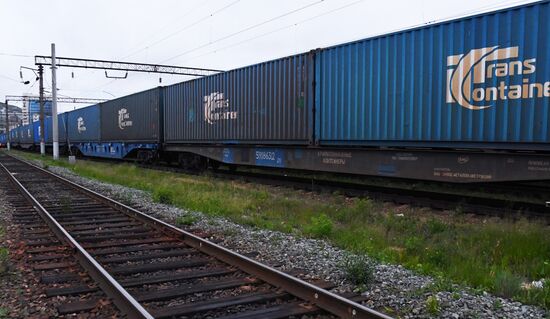 Первый почтовый контейнерный поезд "Россия" начал курсировать по маршруту Москва - Владивосток