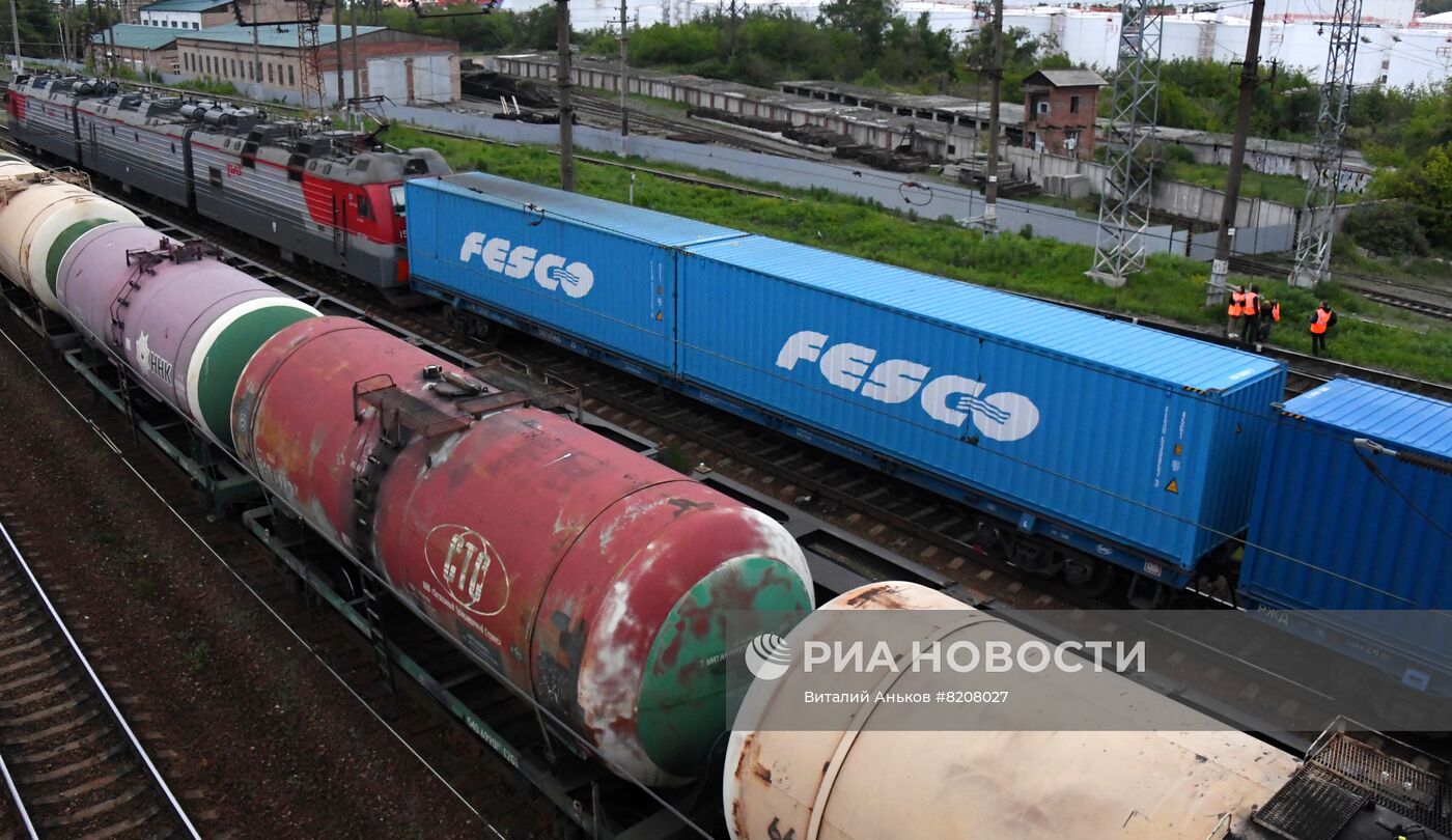 Первый почтовый контейнерный поезд "Россия" начал курсировать по маршруту Москва - Владивосток